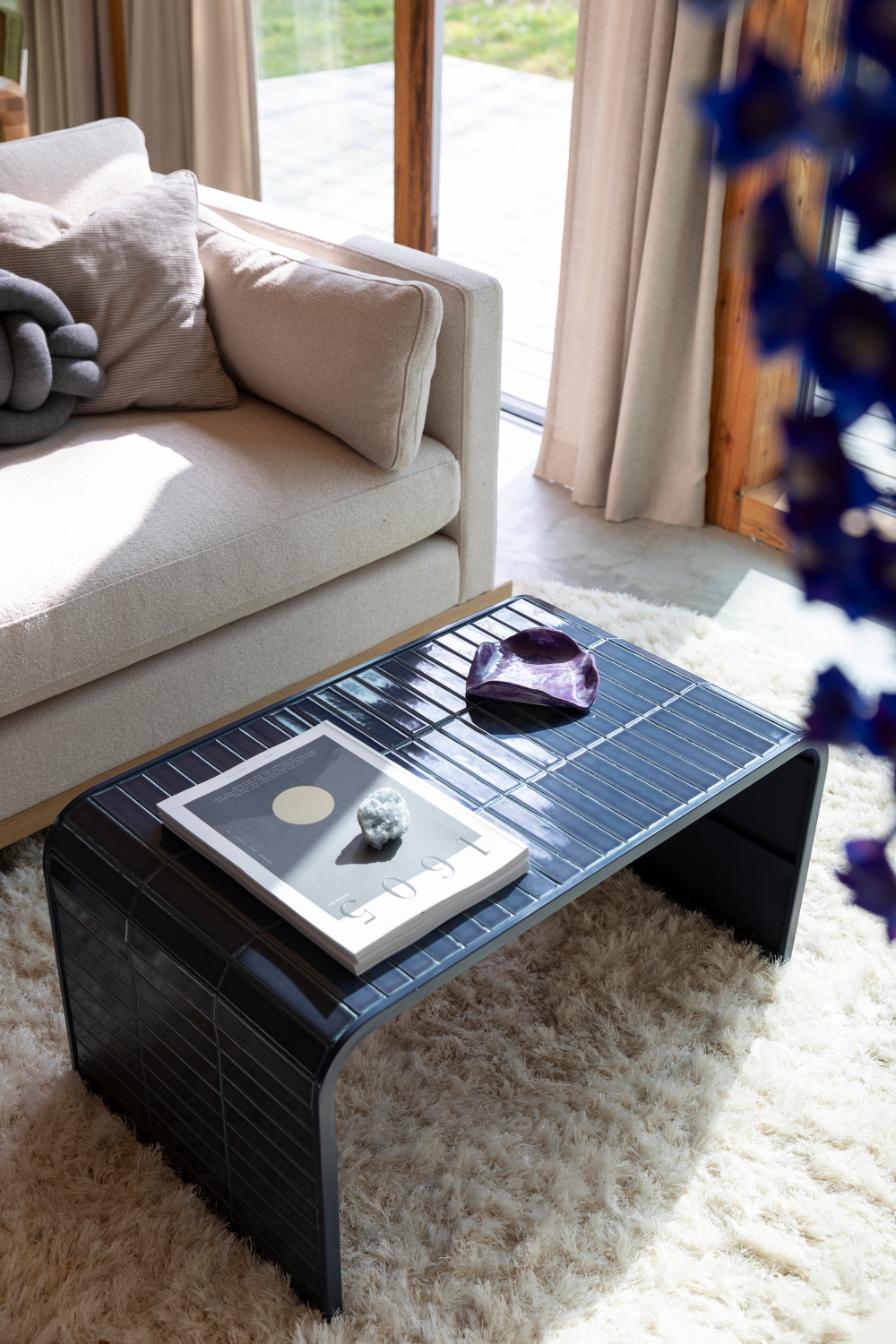 Table basse en carreaux laqués