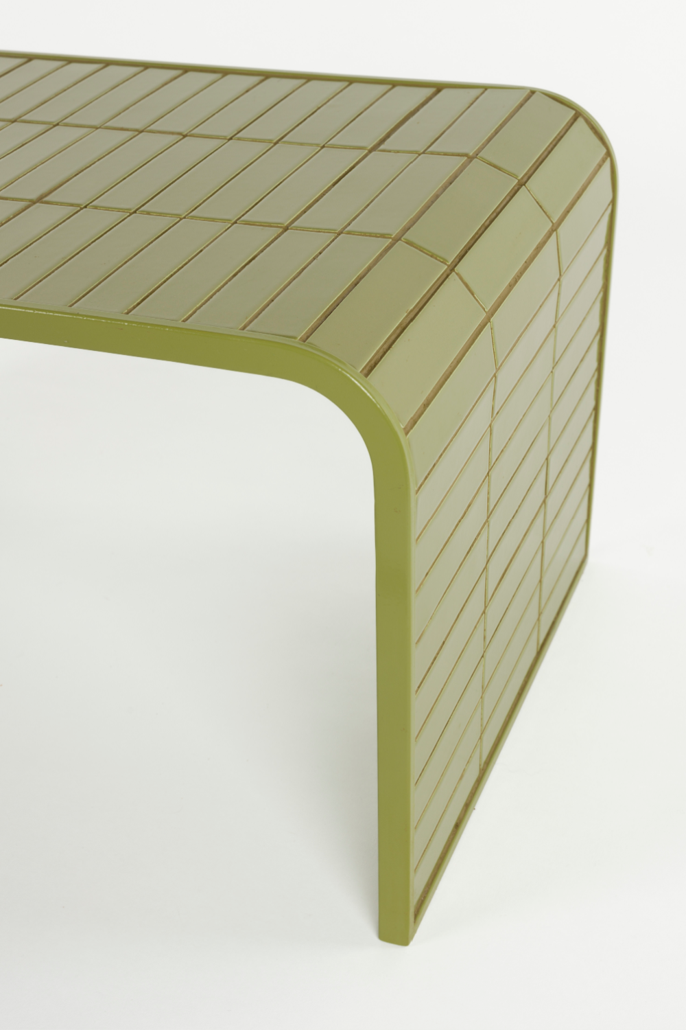 Table basse en carreaux laqués