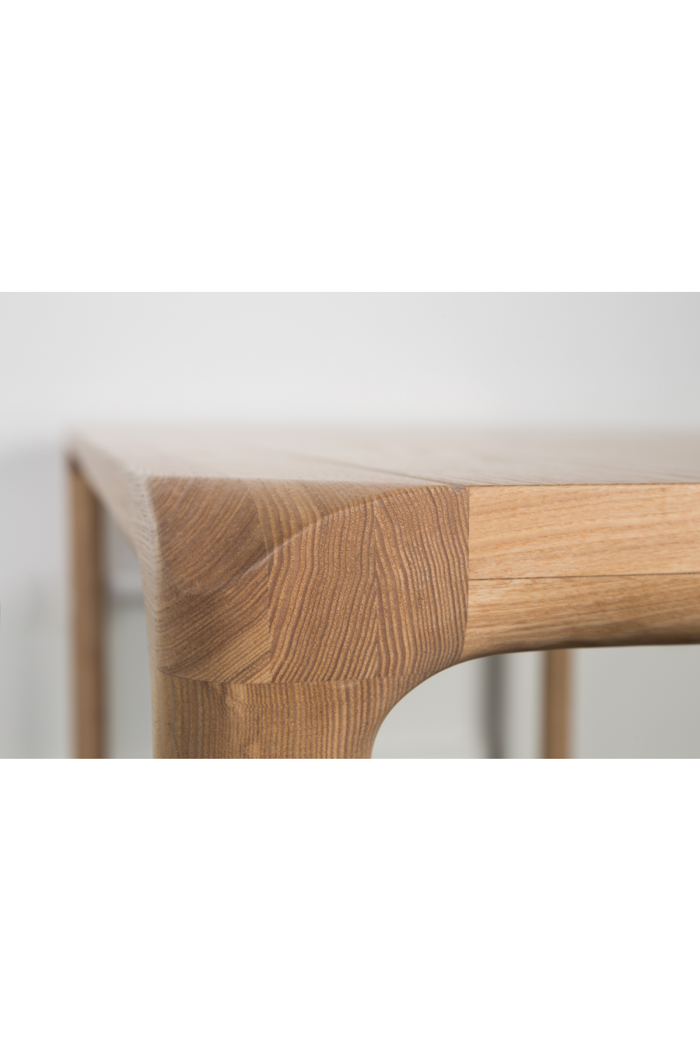 Table à manger en bois laqué (G)