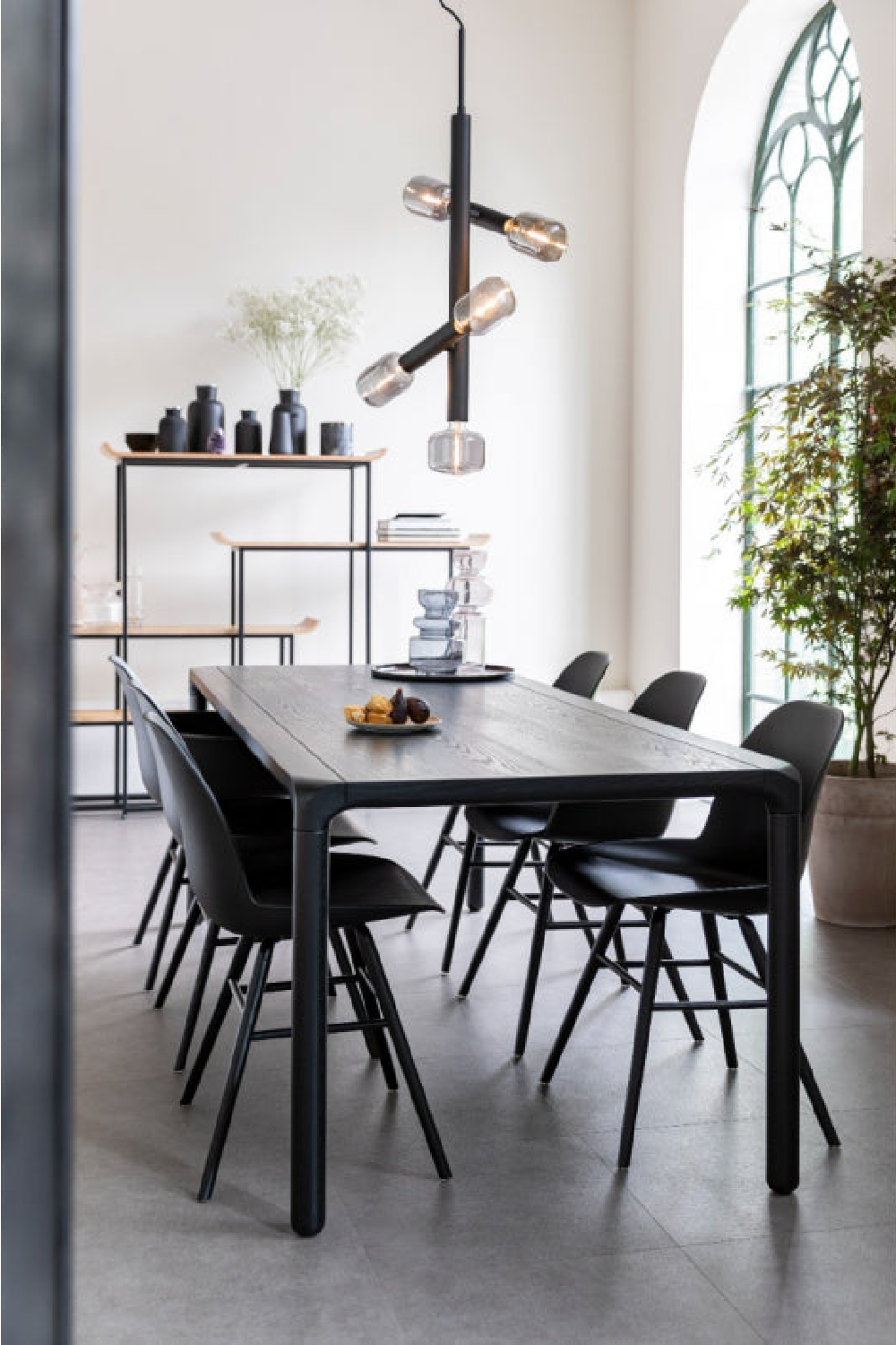 Table à manger en bois laqué (G)
