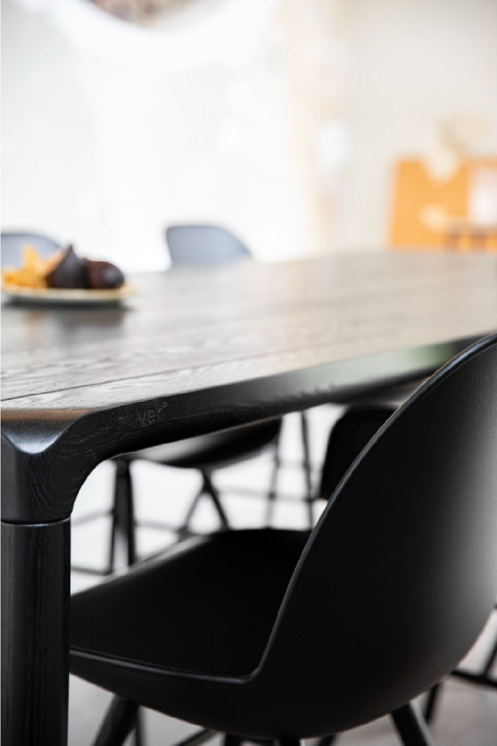 Table à manger en bois laqué (G)