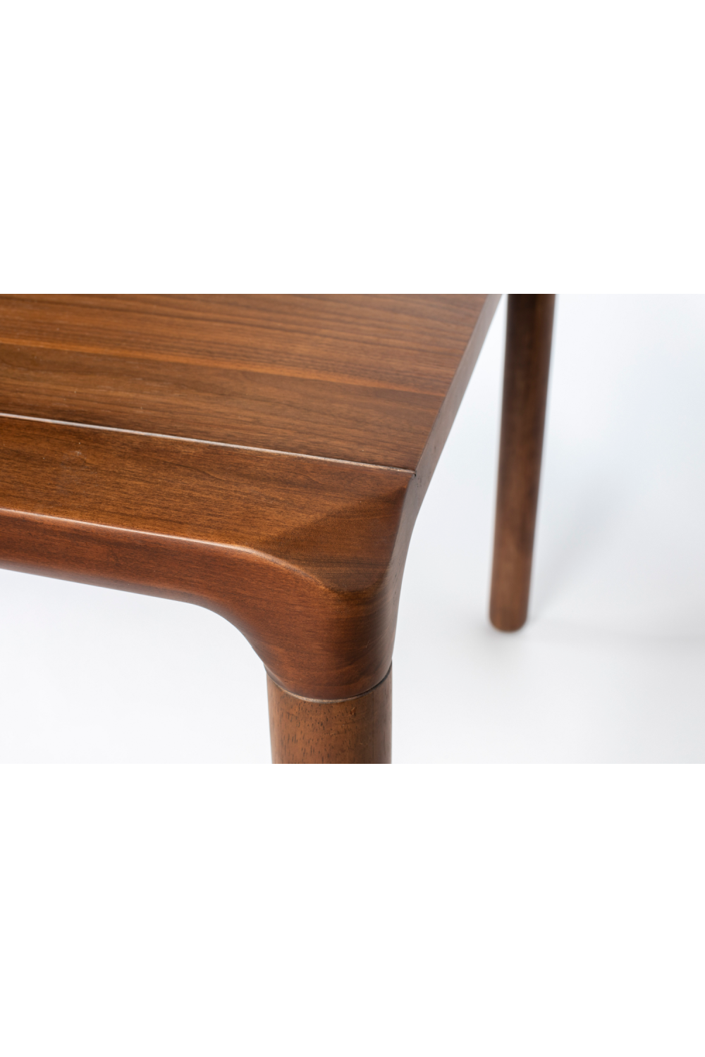 Table de salle à manger en bois laqué (P)