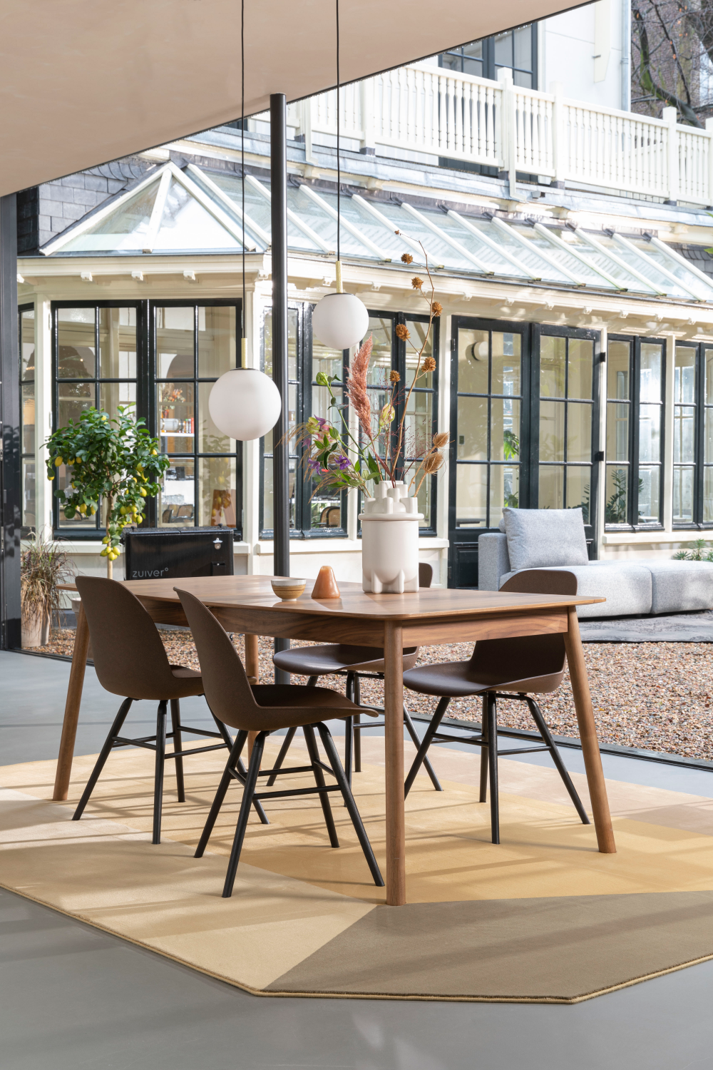 Table de salle à manger en noyer laqué